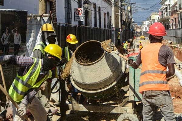 Betoneira em canteiro de obras, Trevo Locações