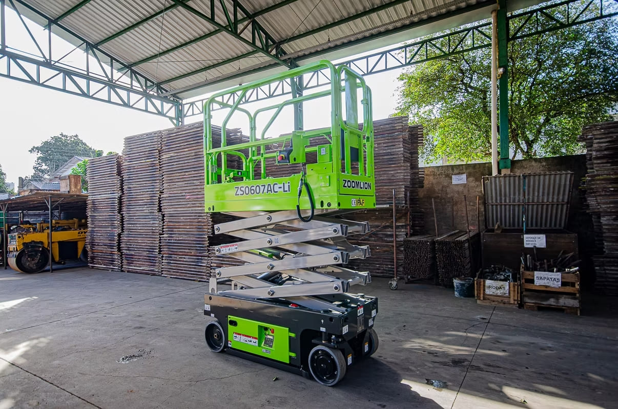 Plataforma elevatória tipo tesoura em operação, Trevo Locações